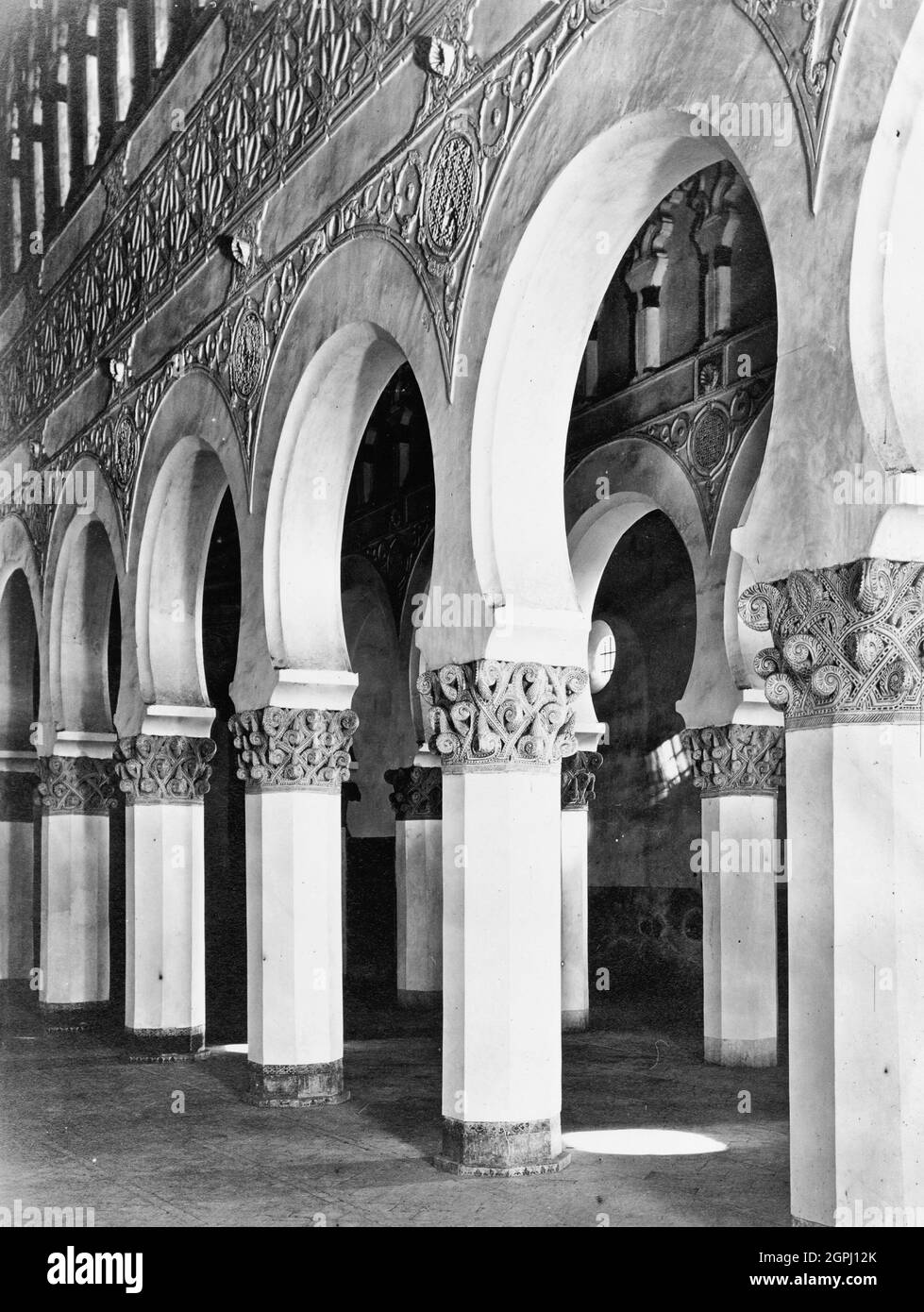 Vista interna di Santa. Maria la Blanca, vecchia sinagoga, Toledo Spagna, circa 1880 Foto Stock