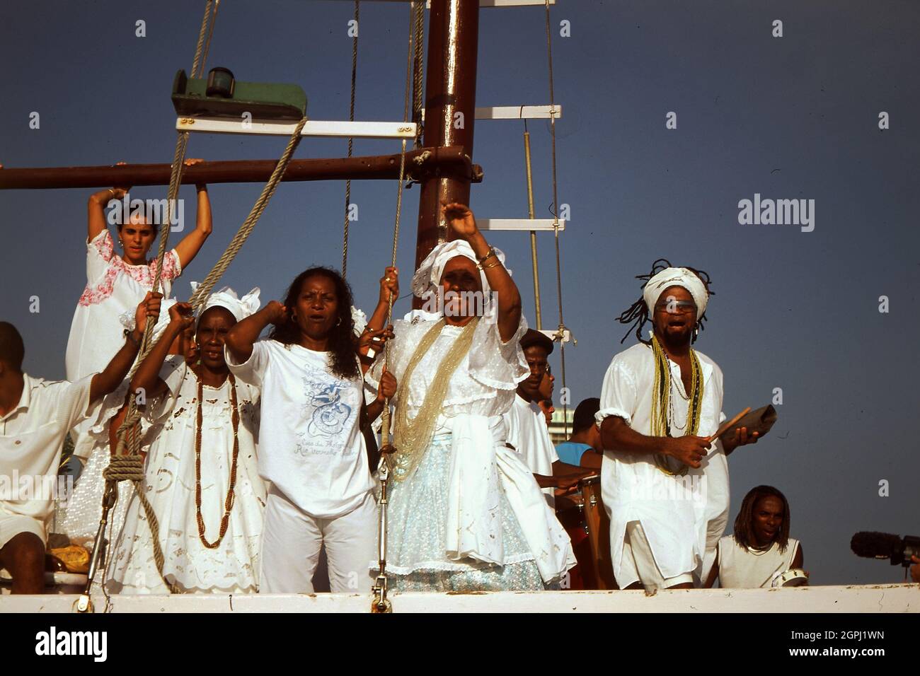 Carlinhos Brown su una barca che canta per Festa de Yemanja , Rio Vermelho, Salvador, Bahia, Brasile Foto Stock