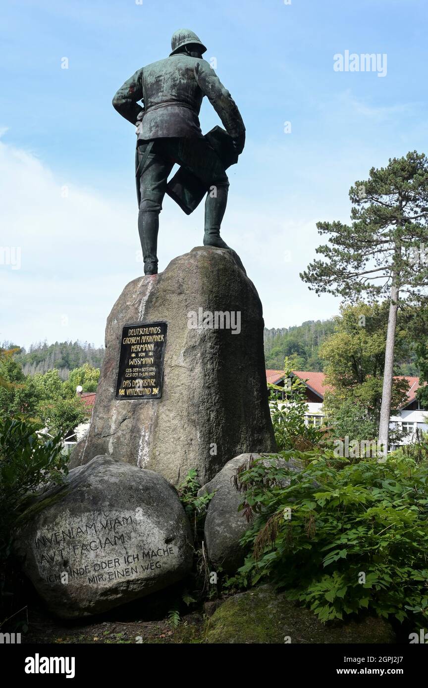 GERMANIA, Bad Lauterberg, scultura commemorativa coloniale di Herrmann von Wissmann, comandante delle truppe coloniali nella ribellione Maji Maji 1905-1908 in Africa orientale tedesca, oggi Tanzania / DEUTSCHLAND, Bad Lauterberg, Harz, koloniales Denkmal für Herrmann von Wißmann am Kurhaus , als Befehlshaber der ersten deutschen Schutztruppe war er in den Jahren 1889/1890 verantwortlich für die Niederschlagung des Maji Maji Aufstandes 1905-1908 in Deutsch-Ostafrika dem heutigen Tansania, man schätzt die Zahl der Toten auf zwischen 75,000 e 300,000 Foto Stock