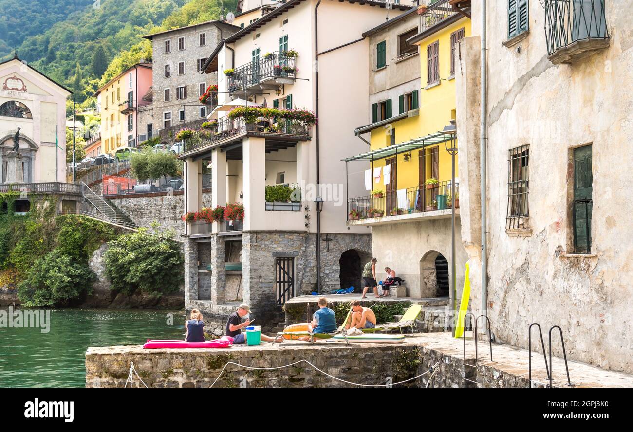 Brienno, Lombardia, Italia - 10 agosto 2018: Persone che si godono un piccolo borgo antico Brienno sulle rive del Lago di Como. Foto Stock