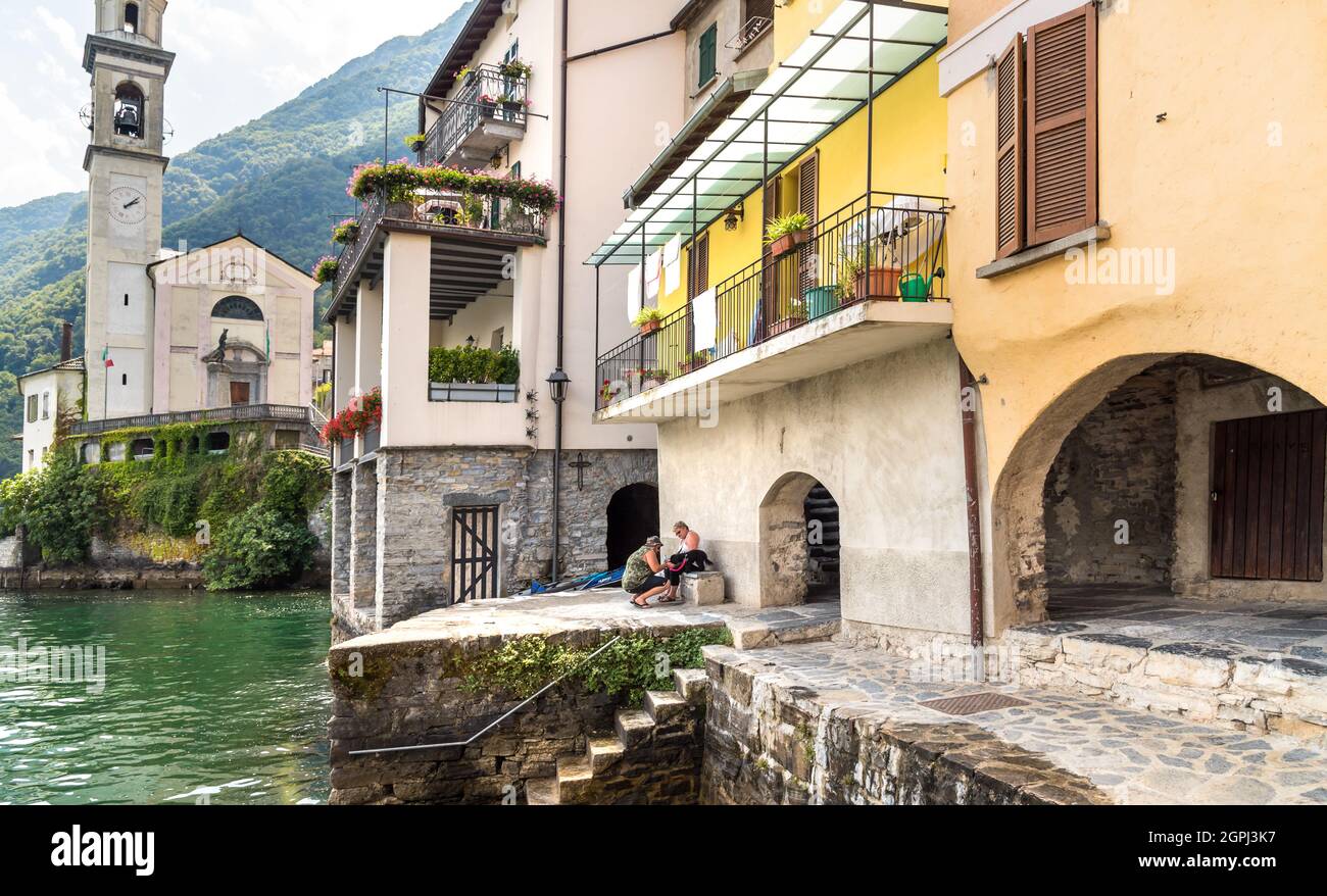 Brienno, Lombardia, Italia - 10 agosto 2018: Persone che si godono un piccolo borgo antico Brienno sulle rive del Lago di Como. Foto Stock