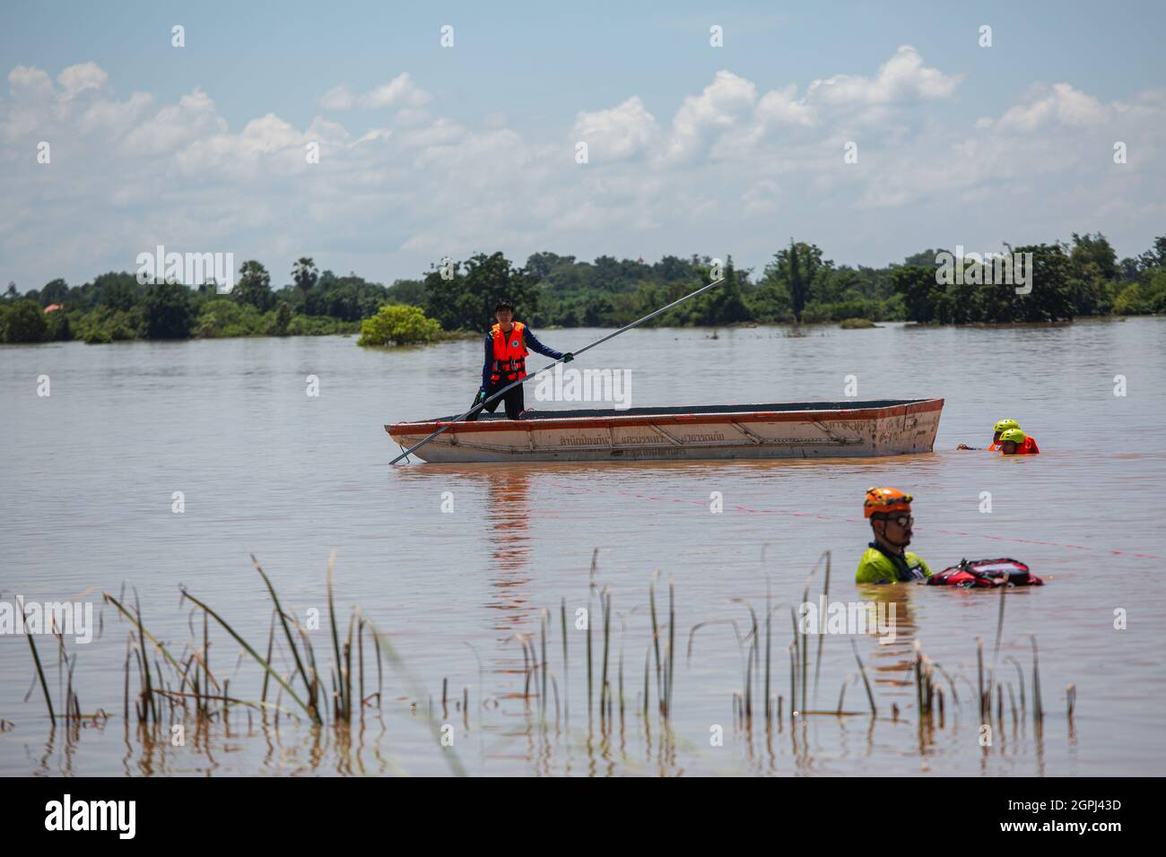 Lopburi, Tailandia. 29 settembre 2021. Il volontario di soccorso è visto su una barca durante il periodo successivo. Dopo la tempesta di Dianmu, 20 province sono stati colpiti. Il governo thailandese ha anche annunciato che più di 55,000 famiglie sono state colpite da inondazioni. Lopburi è una delle province colpite e la situazione è strettamente monitorata. Credit: SOPA Images Limited/Alamy Live News Foto Stock