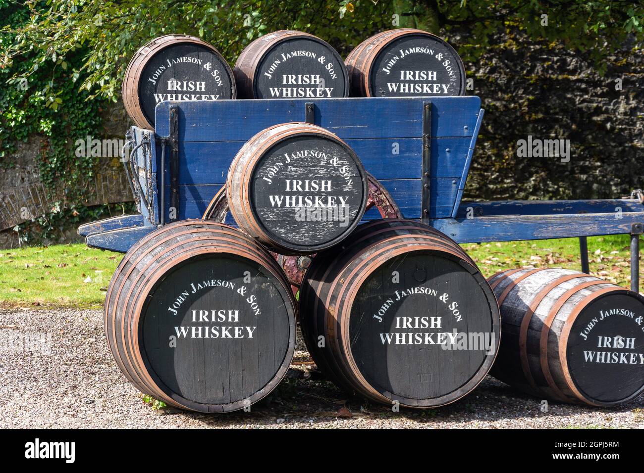 Barili e carretti di legno Irish Whiskey alla Old Jameson Whiskey Distillery, Midleton (Mainistir na Corann), County Cork, Repubblica d'Irlanda Foto Stock