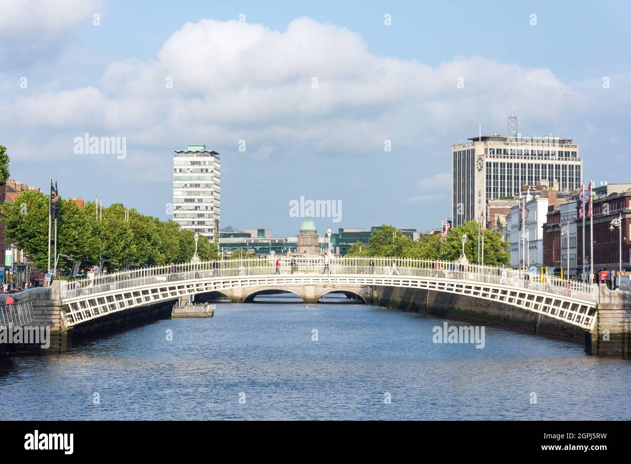 Ponte Ha'Penny del XIX secolo sul fiume Liffey, Wellington Quay, Dublino, Repubblica d'Irlanda Foto Stock