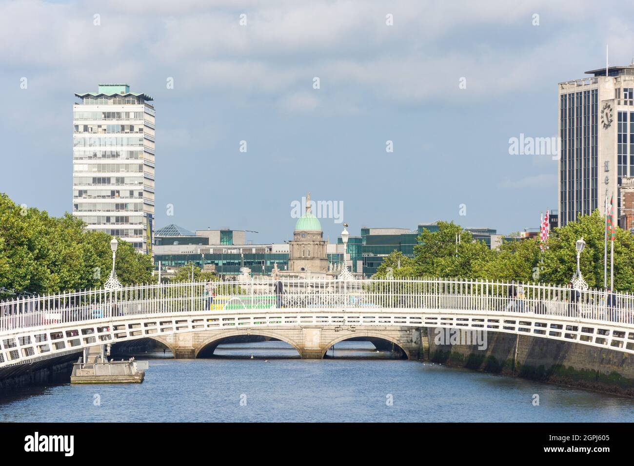 Ponte Ha'Penny del XIX secolo sul fiume Liffey, Wellington Quay, Dublino, Repubblica d'Irlanda Foto Stock