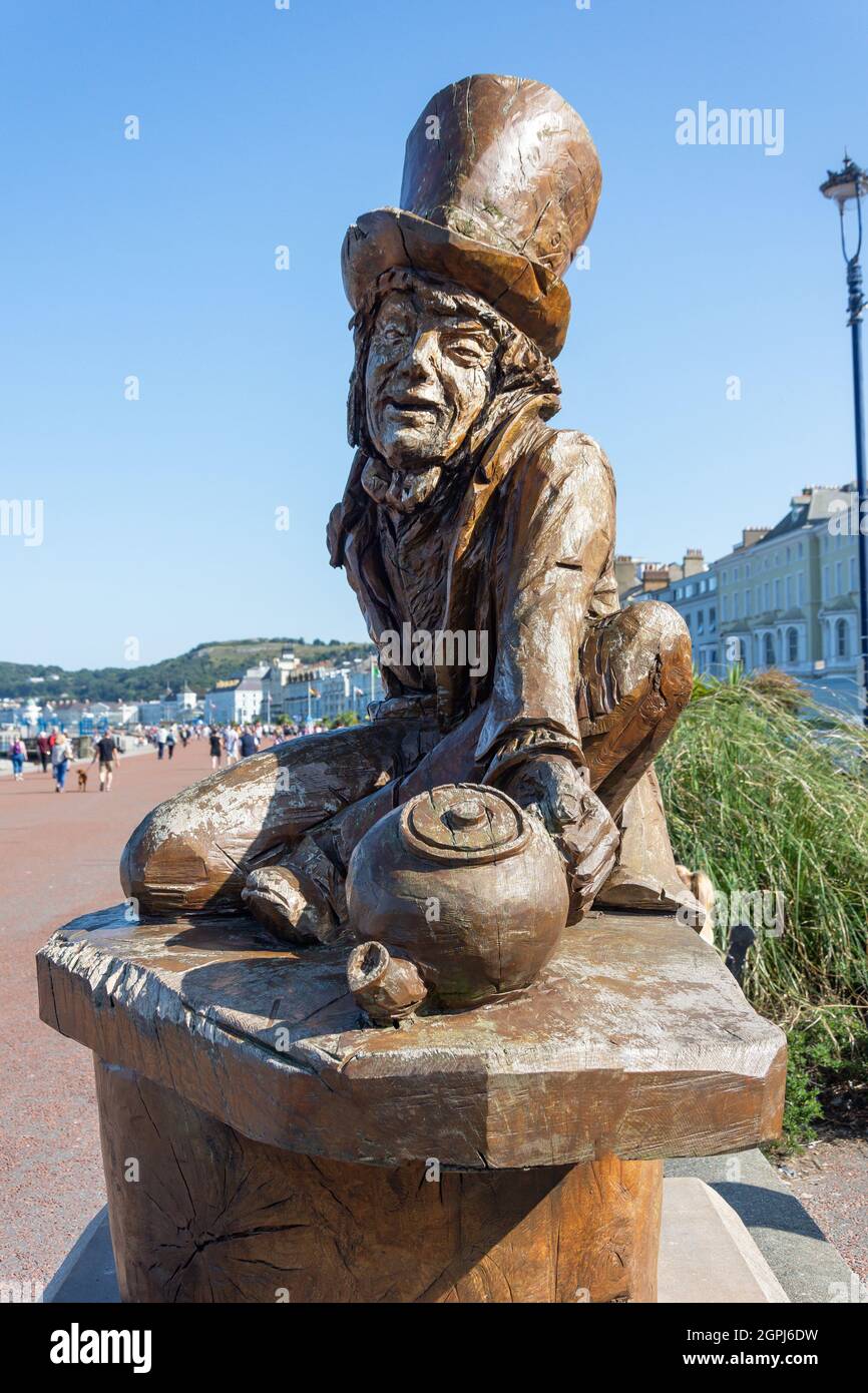 La statua di Mad Hatter sulla Promenade, Llandudno, Conwy County Borough, Galles, Regno Unito Foto Stock
