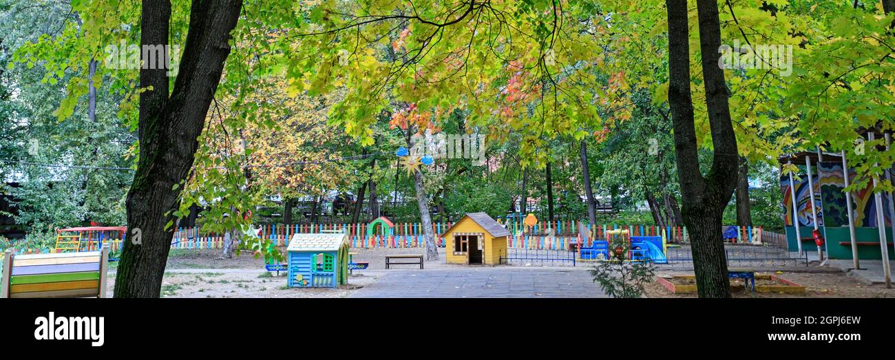 Parco giochi vuoto per bambini. Attrezzature per giochi all'aperto per bambini. Istruzione prescolare. Concetto di sport e ricreazione per bambini Foto Stock