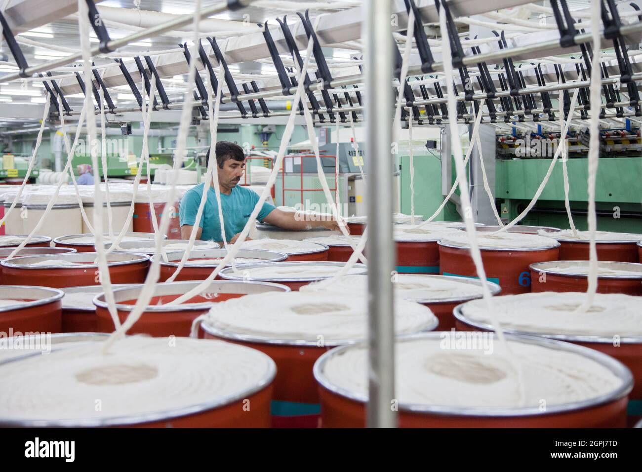 Istanbul / Turchia - 08/26/2014: Un lavoratore sconosciuto che lavora in una fabbrica tessile. Foto Stock