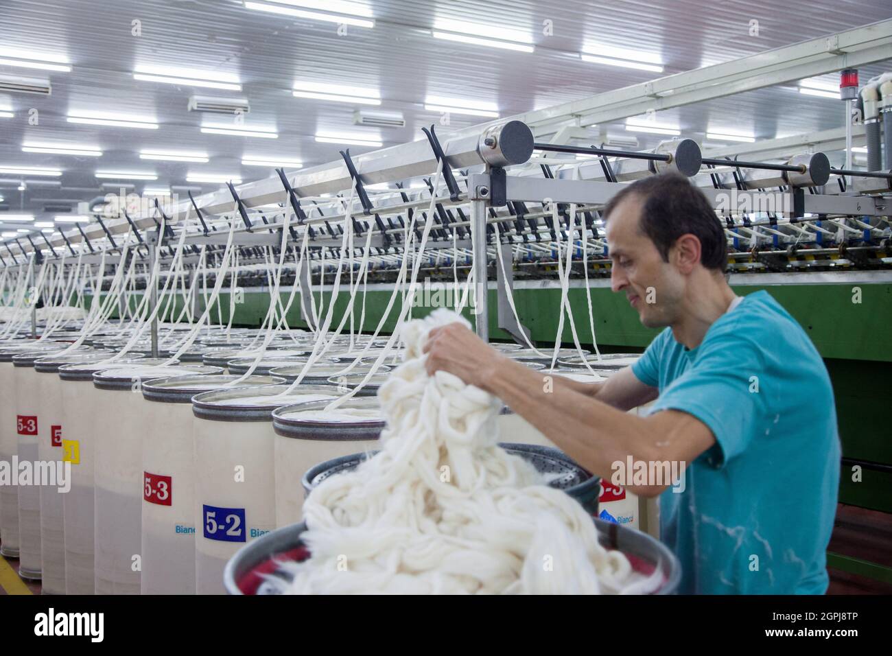 Istanbul / Turchia - 08/26/2014: Un lavoratore sconosciuto che lavora in una fabbrica tessile. Foto Stock