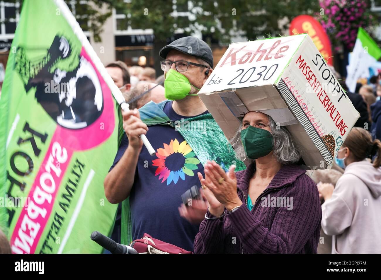 Dortmund, Germania. Il 24 settembre 2021 il movimento per la protezione del clima * venerdì per il futuro * ha richiesto uno sciopero climatico globale. Una grande manifestazione si è svolta anche in Hansaplatz a Dortmund. Germania, --- Dortmund, am 24.09.2021 rief die Klimaschutzbewegung *venerdì per il futuro* zum Globalen Klimastreik auf. Auch in Dortmund fand eine große Demonstration auf dem Hansaplatz statt. Deutschland, NRW, Foto Stock