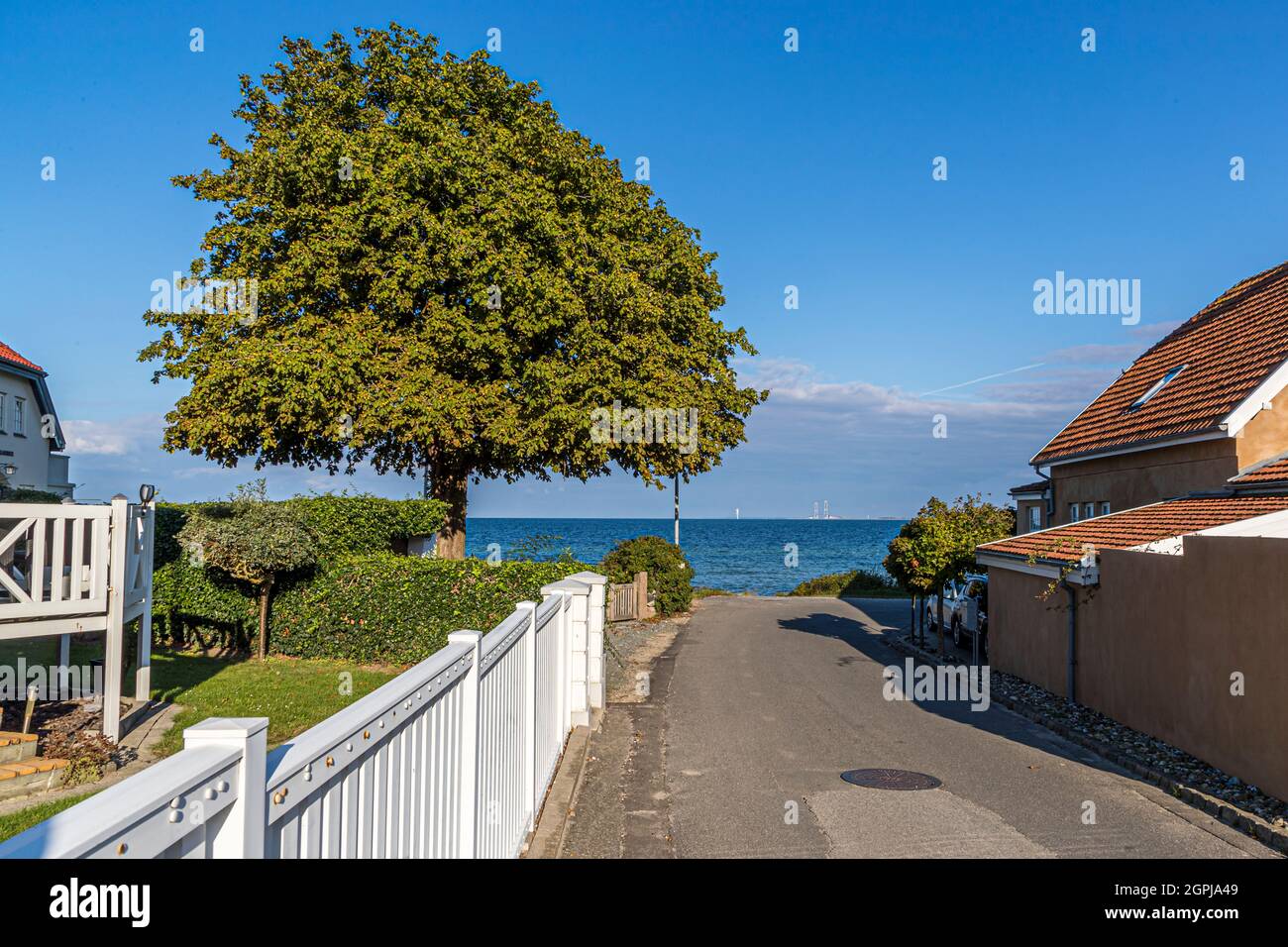 Strade per il mare - il tour in auto è un viaggio nel blu, ma porta in modo sicuro ai luoghi più belli dell'isola. Da vedere in lontananza: Il Grande Ponte della cintura (Storebælt), Nyborg, Danimarca Foto Stock