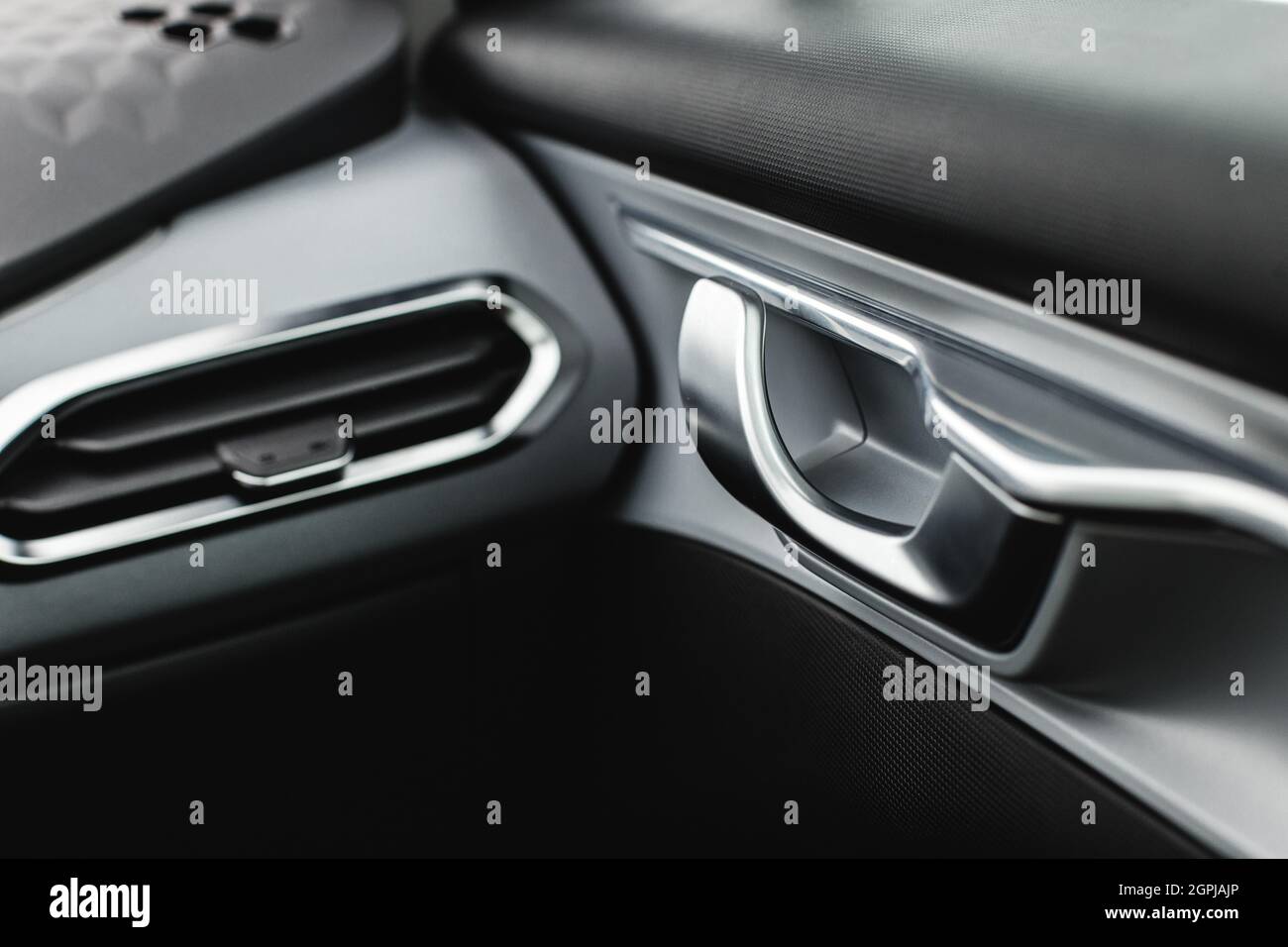 Maniglia interna della porta con serratura pulsanti di sblocco, moderne auto nero dettaglio interni Foto Stock