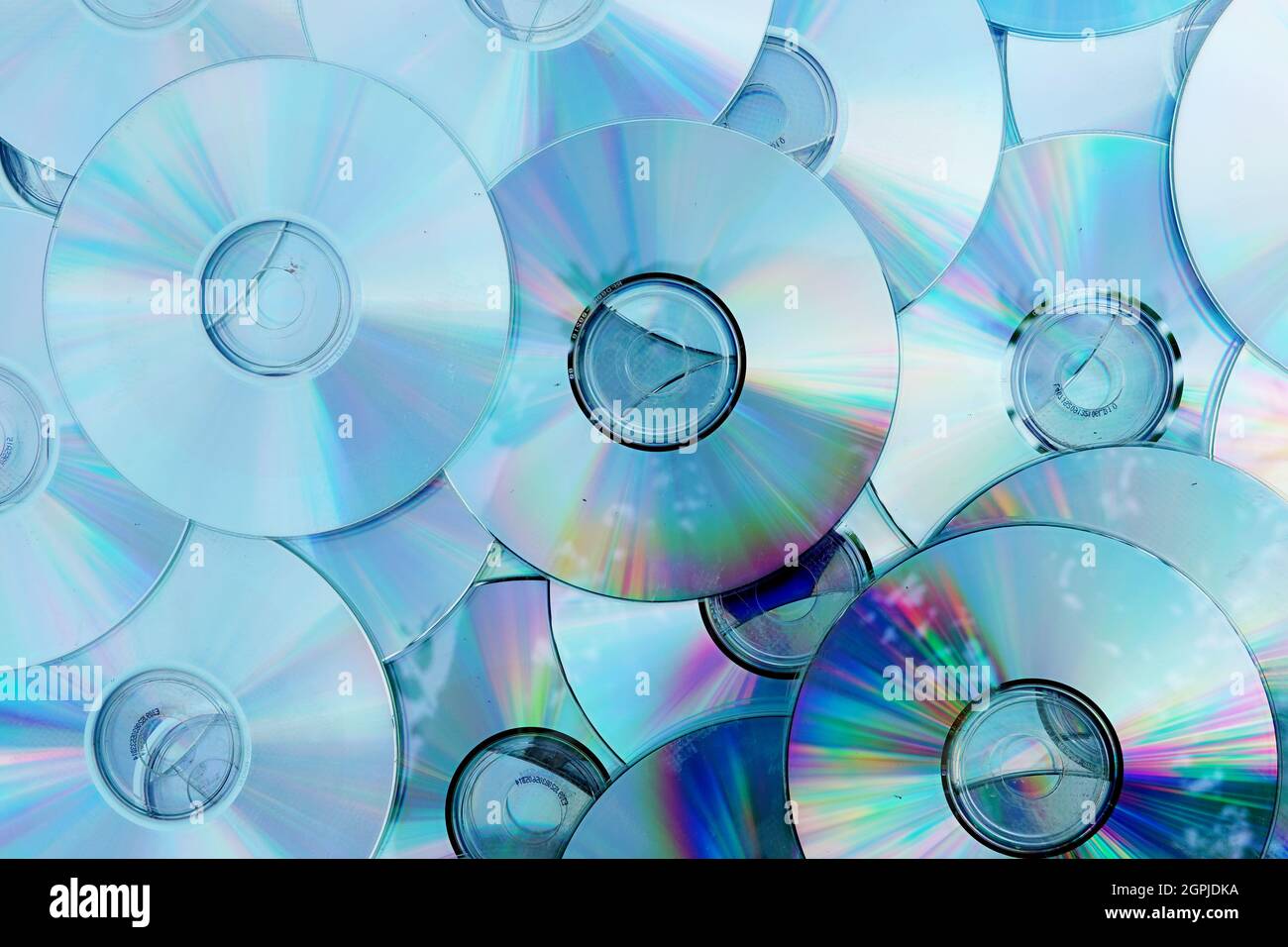 Symbolbild - glänzende Oberfläche von zahlreichen CD und DVD Foto Stock
