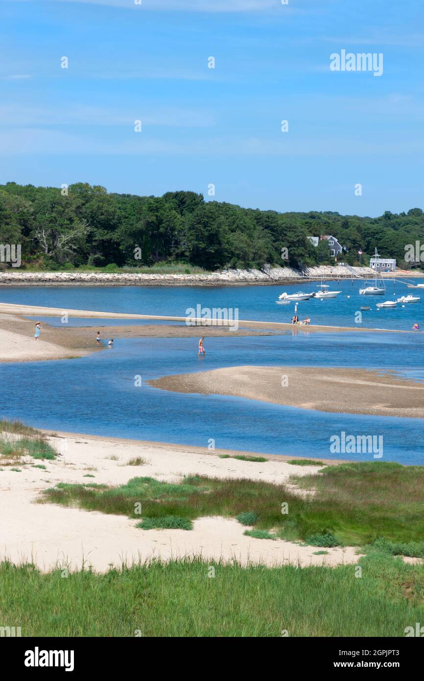 Pleasant Bay Cove Beach attrae amanti del sole e turisti nella sua posizione tranquilla e panoramica a Chatham, Massachusetts. Foto Stock