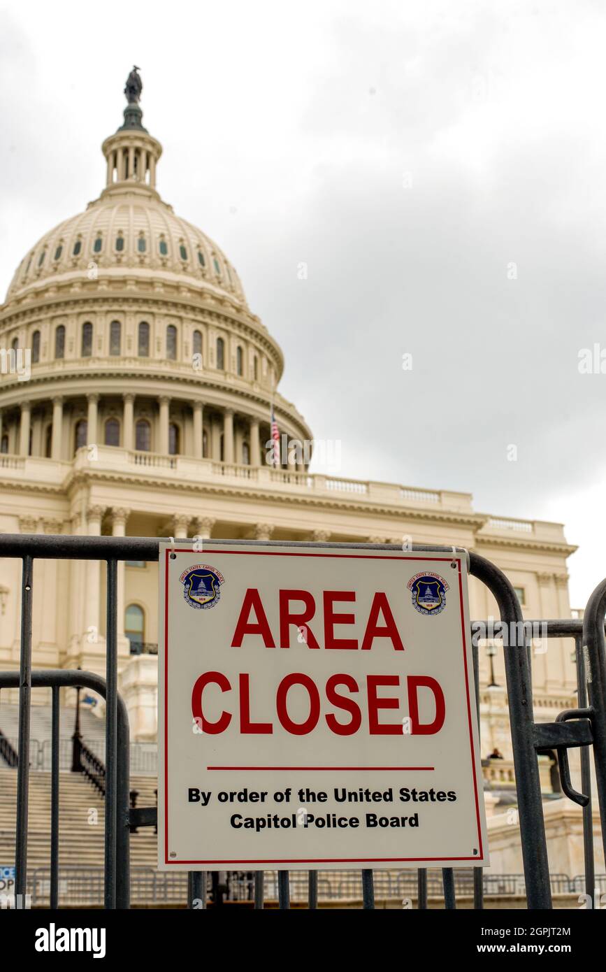 Recinzione con segnali che dichiarano l'area chiusa per ordine del Consiglio di polizia del Campidoglio degli Stati Uniti fuori del Campidoglio degli Stati Uniti a Washington DC Foto Stock