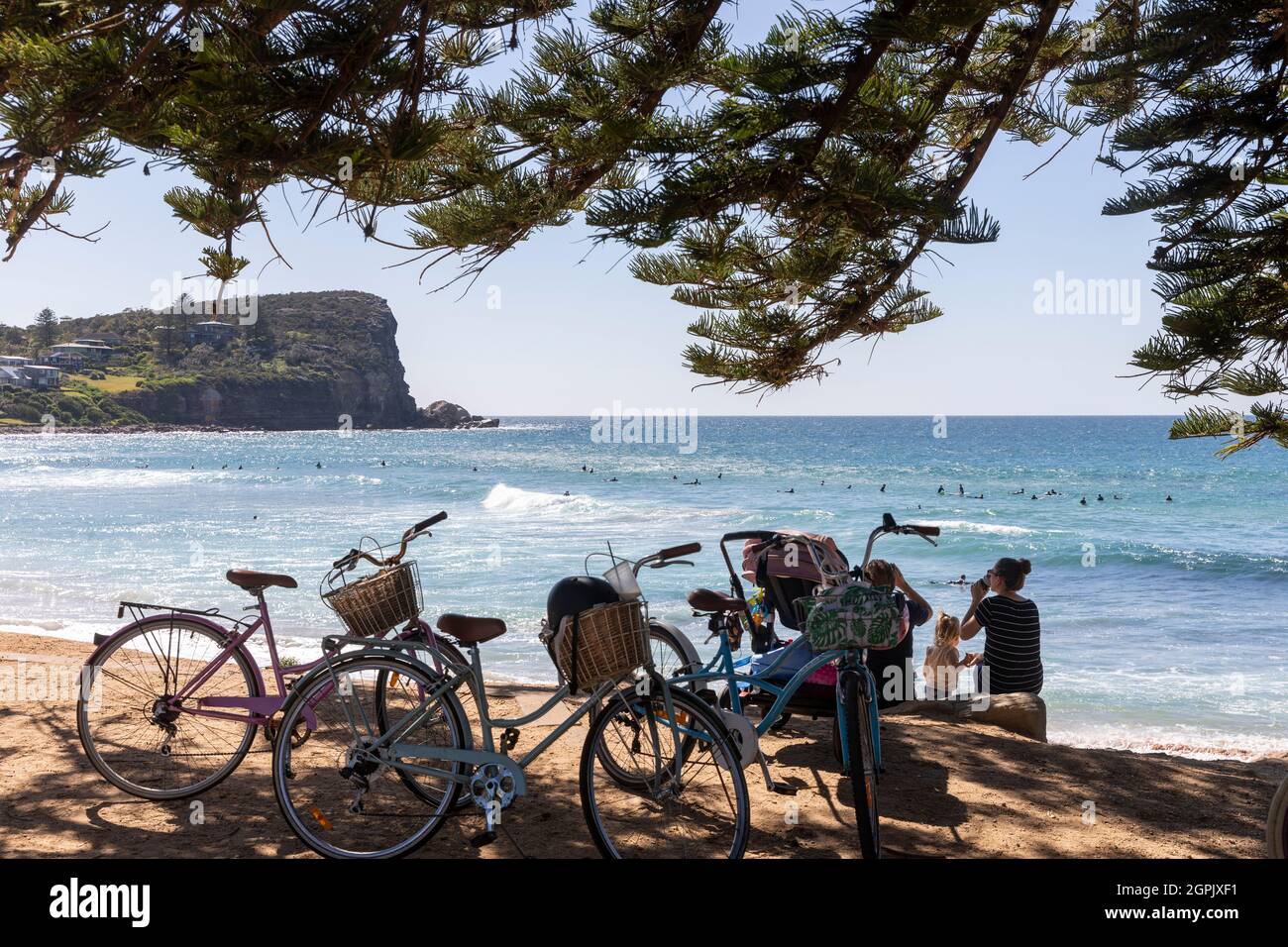 Avalon Beach a Sydney e gli amici si trovano sulla spiaggia con le loro biciclette, Sydney, Australia Foto Stock