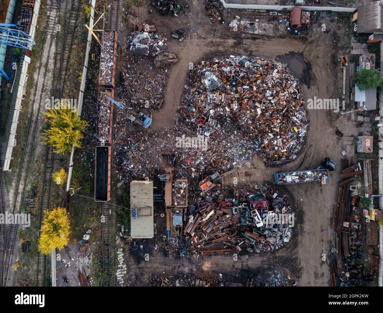 Settore del riciclaggio dei metalli. Vista dall'alto aerea del drone del deposito scarti Foto Stock