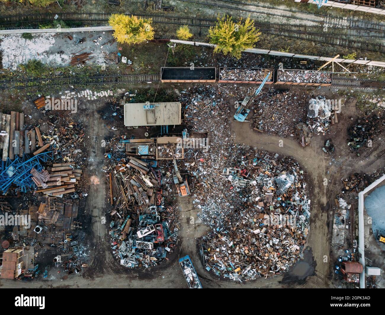 Settore del riciclaggio dei metalli. Vista dall'alto aerea del drone del deposito scarti Foto Stock