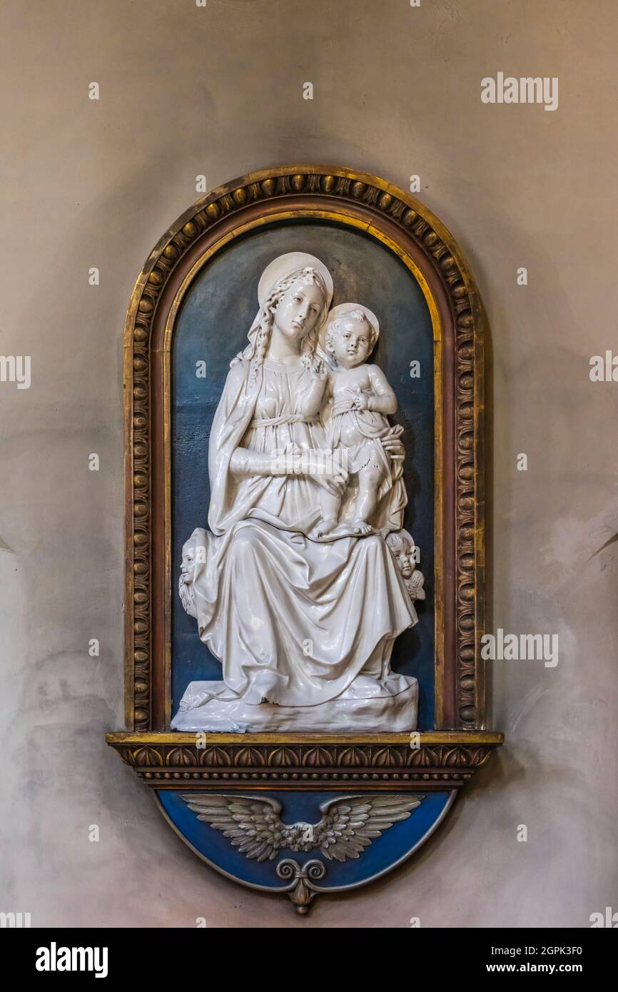 Scultura della Vergine Maria con Gesù Bambino in Santa Trinità Sloane Square, una chiesa anglicana in Sloane Street a Chelsea, nel centro di Londra SW1 Foto Stock