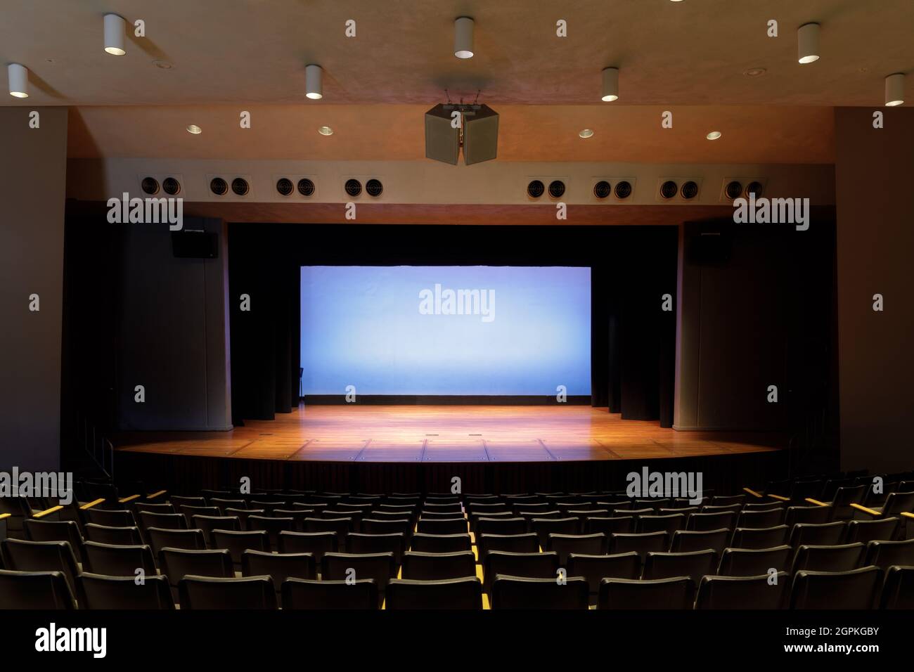 Auditorium Empty Stage con Lit Stage e Scrim Foto Stock