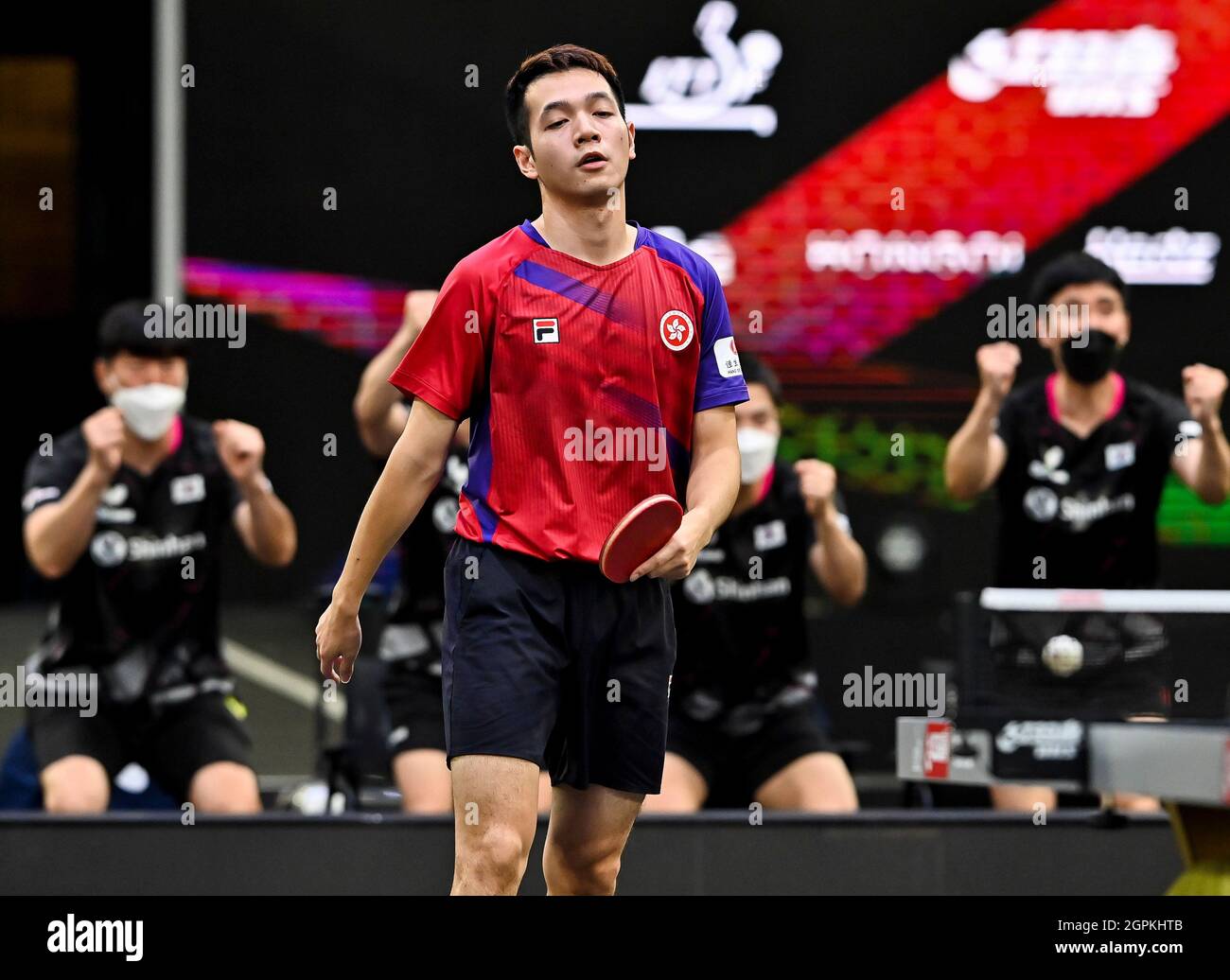 Doha, Qatar. 29 settembre 2021. Ho Kwan Kit di Hong Kong della Cina reagisce contro Lim Jonghoon della Corea del Sud durante il quarterfinale maschile di squadra tra Corea del Sud e Hong Kong della Cina al campionato 2021 ITTF-ATTU Asian Doha a Doha, Qatar, 29 settembre 2021. Credit: Nikku/Xinhua/Alamy Live News Foto Stock