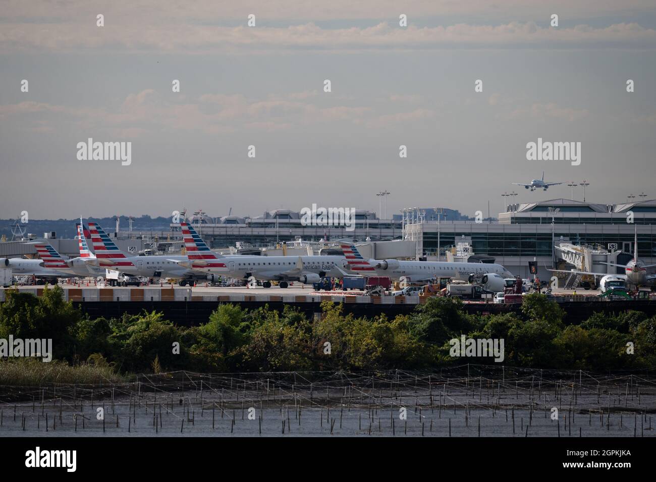 Arlington, Stati Uniti. 29 settembre 2021. Una visione generale degli aerei parcheggiati alle porte del terminal dell'aeroporto nazionale Ronald Reagan di Washington, ad Arlington, VA, mercoledì 29 settembre, 2021. (Graeme Sloan/Sipa USA) Credit: Sipa USA/Alamy Live News Foto Stock