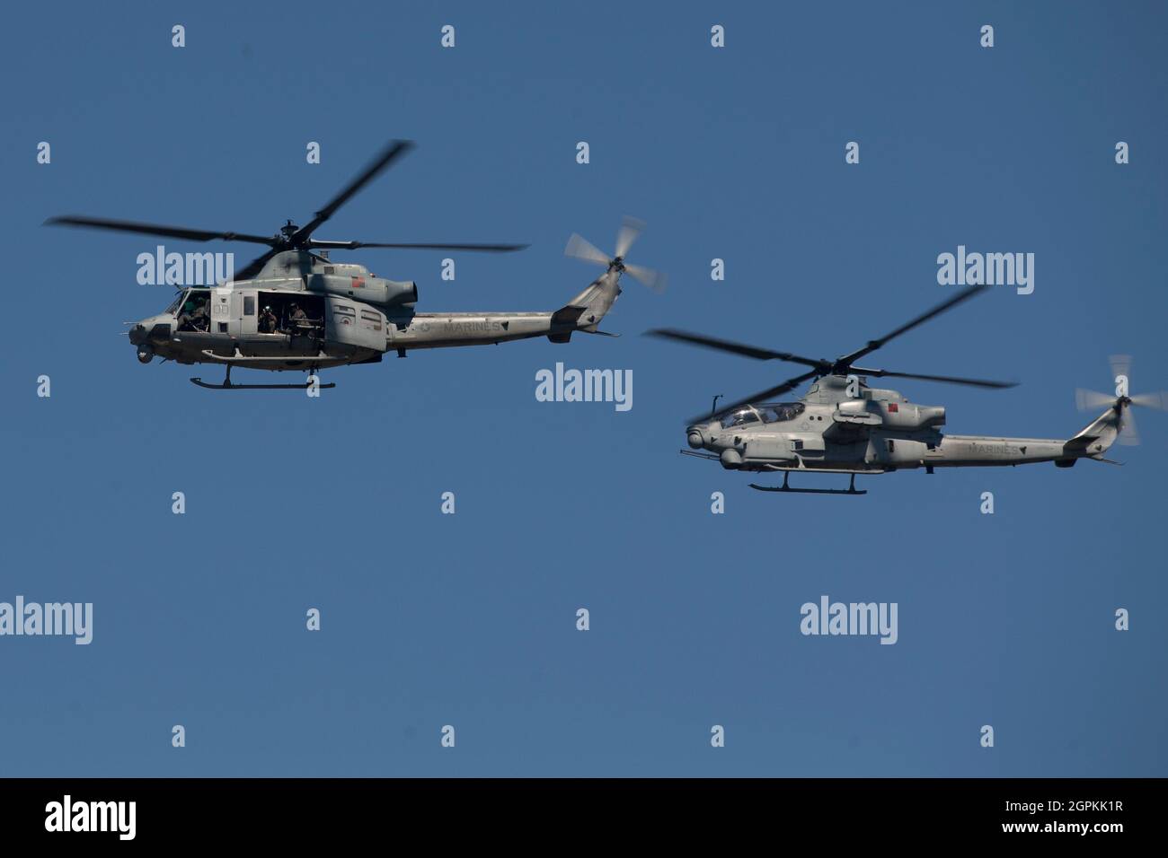 Un UH-1Y e AH-1Z con attacco di luce marino elicottero Squadron 167 fanno un volo sopra durante il 2021 Marine Corp Air Station (MCAS) Cherry Point Air Show e la celebrazione dell'80 ° anniversario su MCAS Cherry Point, North Carolina, 25 settembre 2021. Lo spettacolo aereo è MCAS Cherry Point e il 2° evento di copertura della comunità di Marine Aircraft Wing che è una dimostrazione di apprezzamento per i suoi vicini regionali e partner della comunità per il loro supporto duraturo nel successo della missione. (STATI UNITI Foto del corpo marino di Sgt. Damaris Arias) Foto Stock