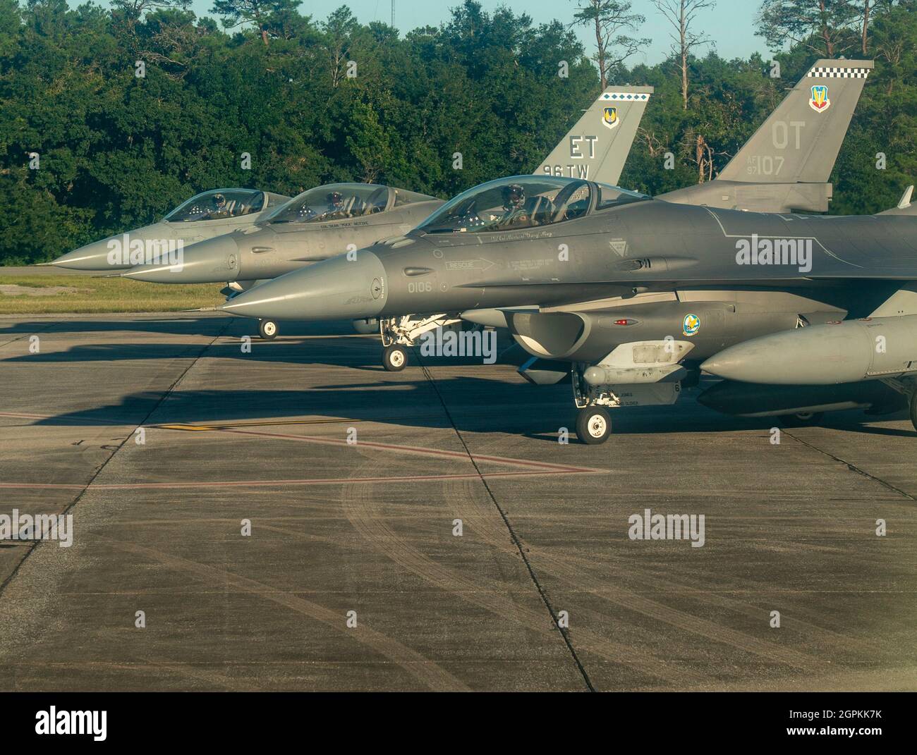 Tre F-16 della base dell'aeronautica Eglin si preparano per il decollo prima di volare oltre due partite di calcio a Niceville, Flat. E Crestview, Fl., 24 settembre 2021. Le scuole della contea di Okaloosa hanno tenuto una cerimonia di commemorazione del prigioniero di guerra/mancante in azione prima del calcio d'inizio. (STATI UNITI Air Force foto di Master Sgt. Tristan McIntyre) Foto Stock