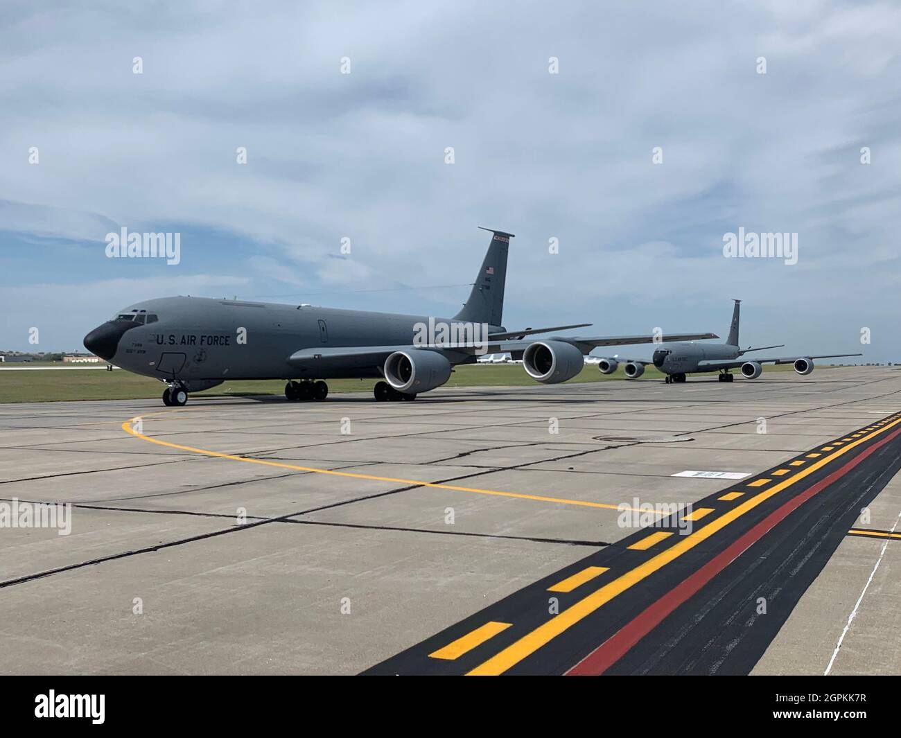 Due KC-135 Stratrotankers dalla 155th Air Refuging Wing, taxi fuori insieme in coordinamento come parte della generazione esercizio 18 settembre 2021, alla base dell'aeronautica di Lincoln, Nebraska. Gli Airmen stanno esercitando un’esercitazione di preparazione su larga scala che si basa su una pianificazione ben ponderata, personale esperto e la volontà di rispondere alle esigenze della nazione con un preavviso di pochi istanti. (STATI UNITI Air Force foto scattata da Senior Master Sgt. Shannon Nielsen/rilasciato) Foto Stock