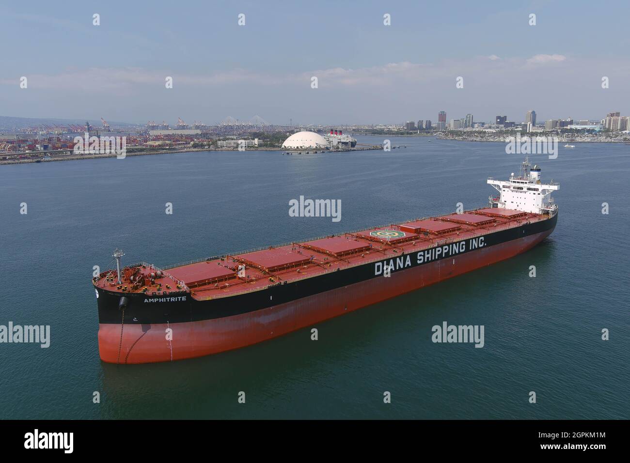 Una nave Diana Shipping Inc. Container di carico attende di attraccare fuori dal porto di Long Beach, mercoledì 29 settembre 2021, a Long Beach, Calif. = Foto Stock