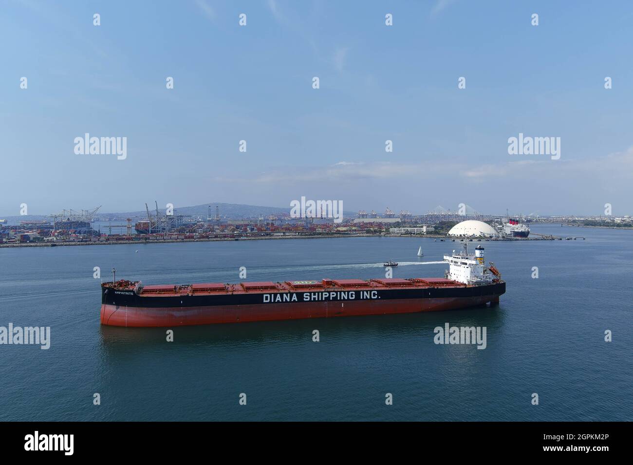 Una nave Diana Shipping Inc. Container di carico attende di attraccare fuori dal porto di Long Beach, mercoledì 29 settembre 2021, a Long Beach, Calif. = Foto Stock