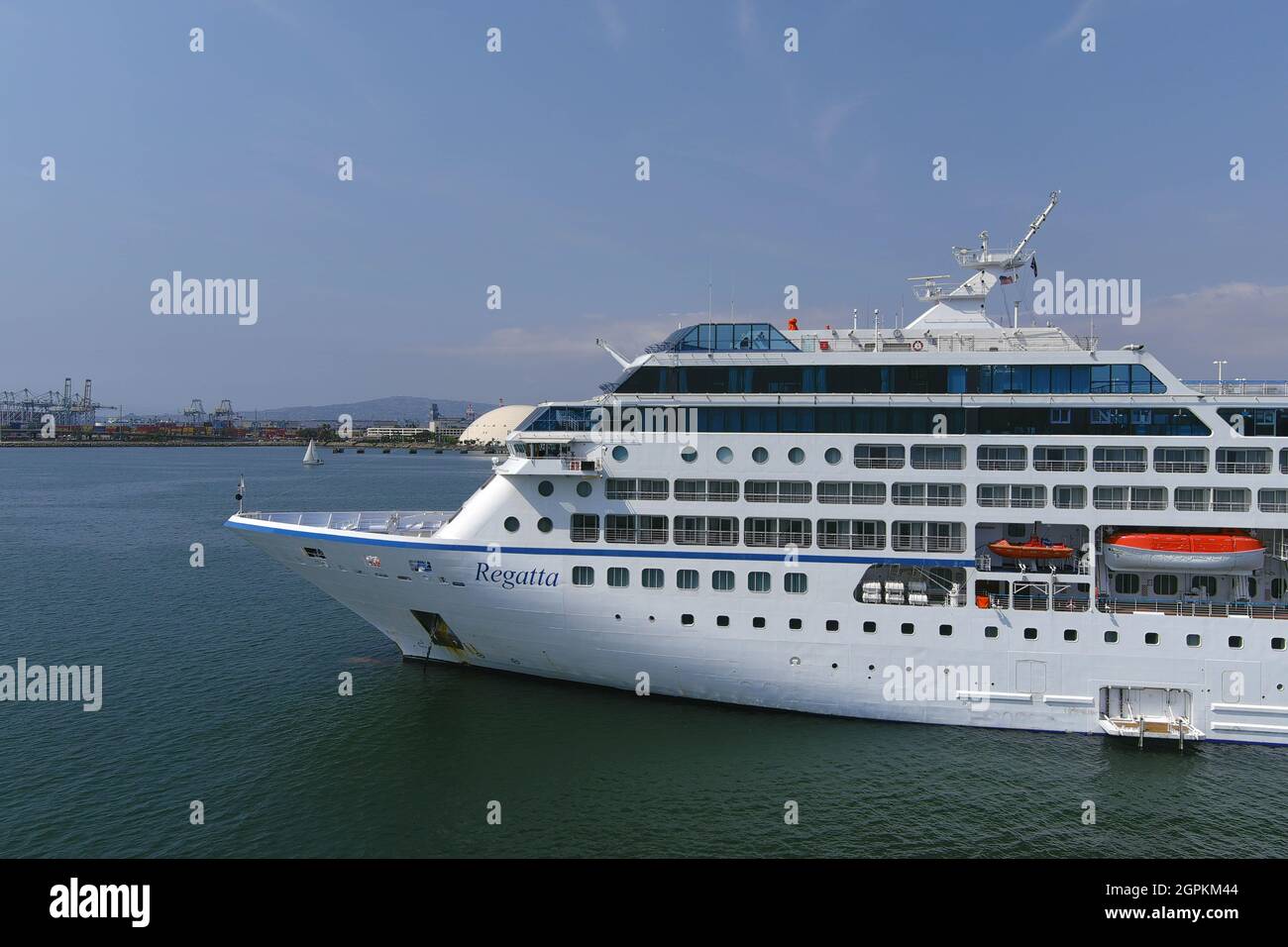 La nave da crociera Oceana Cruises ammiraglia Regatta è visto con la Spruce Goose come sfondo, mercoledì 29 settembre 2021, a Long Beach, Calif.= Foto Stock
