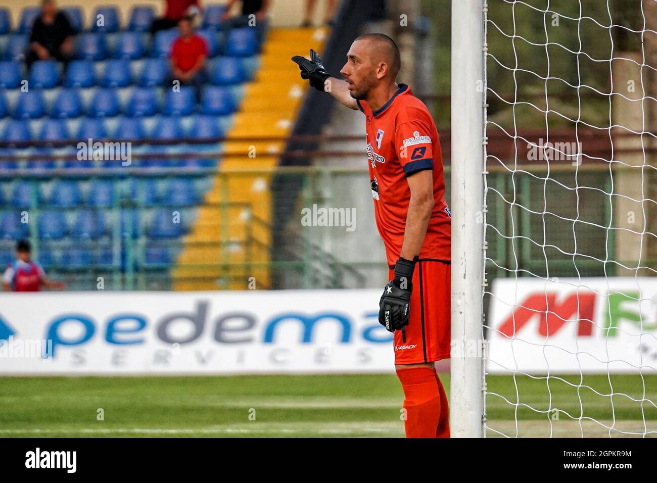 Pagani, Italia. 29 settembre 2021. PAGANI, ITALIA - SETTEMBRE 29: Riccardo Mengoni portiere del Vibonese, durante la partita della Serie C tra Paganese Calcio 1926 e Vibonese allo Stadio Marcello Torre il 29 Settembre 2021 a Pagani Italia. (Foto di Alessandro Barone/Pacific Press) Credit: Pacific Press Media Production Corp./Alamy Live News Foto Stock