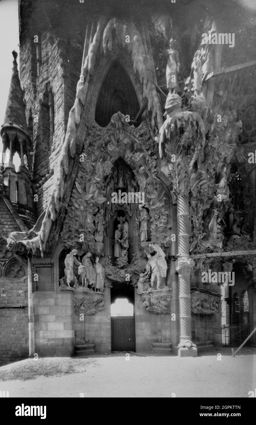 Sagrada Familia (facciata della Natività): Portico della speranza, 1920. AUTORE: GAUDI, ANTONI (1852-1926); MANI ROIG, CARLES; MATAMALA LLORENC. Foto Stock
