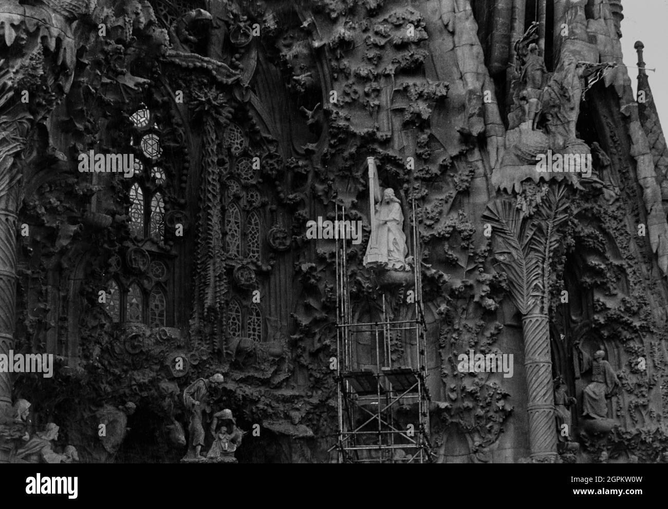 Sagrada Familia (facciata della Natività): Posizionamento di un Angelo con arpa nel portico della Carità., 1984. AUTORE: GAUDI, ANTONI (1852-1926); SOTOO, ETSURE. Foto Stock