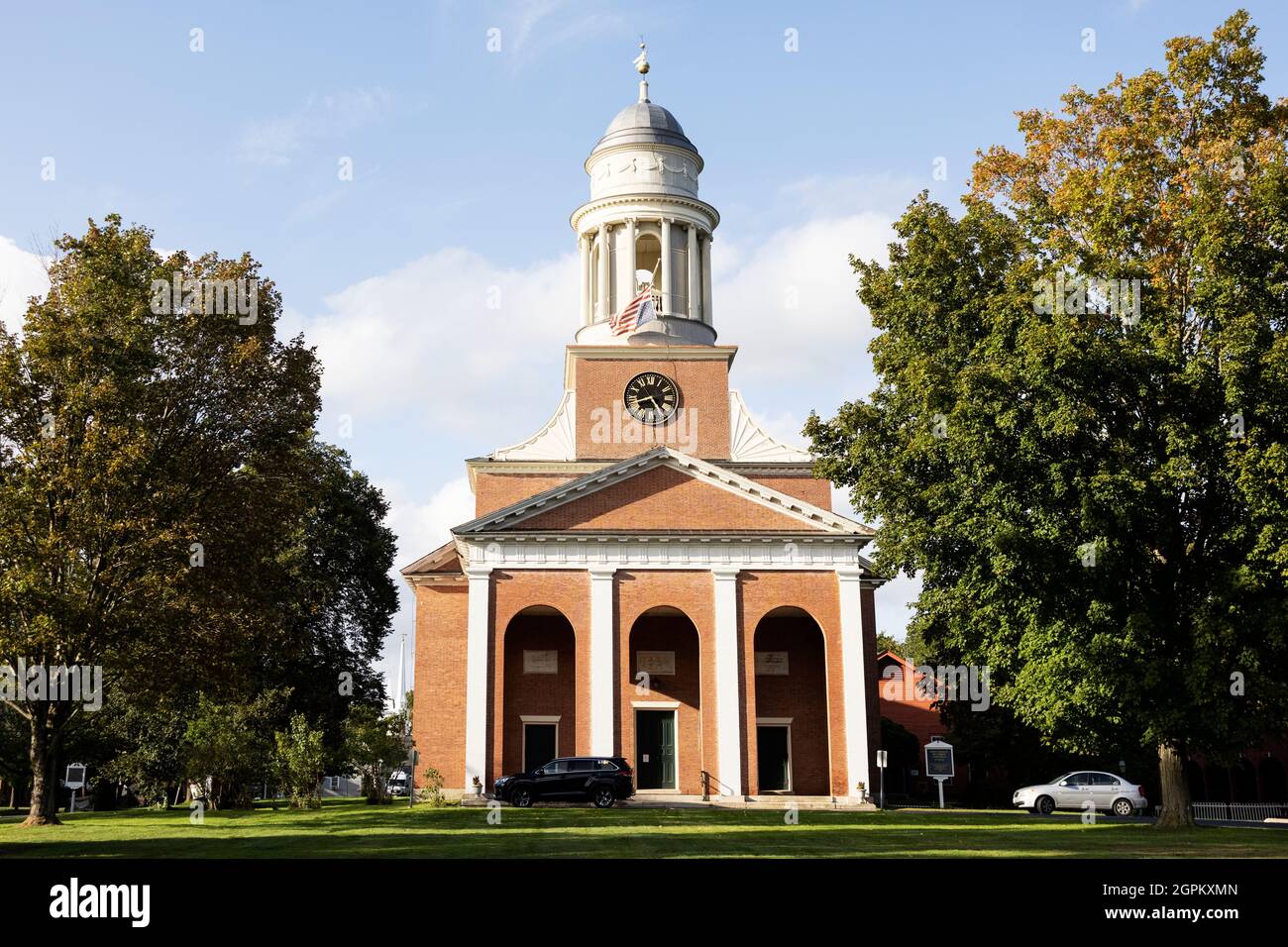 First Church of Christ Unitarian in Main Street a Lancaster, Massachusetts, USA. Charles Bulfinch fu l'architetto di questa chiesa dal 1816. Foto Stock