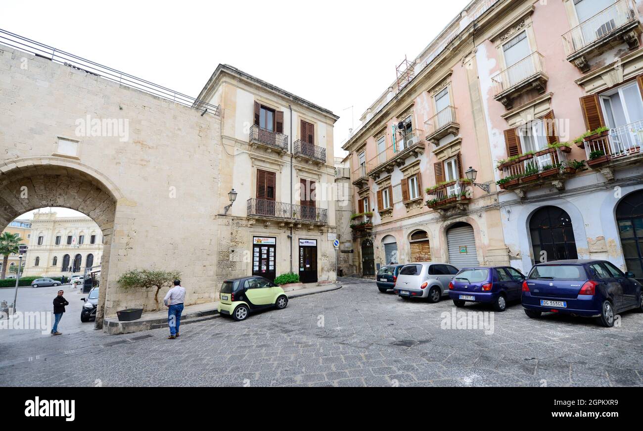 Porta Marina nelle antiche mura di Ortigia, Siracusa, Italia. Foto Stock