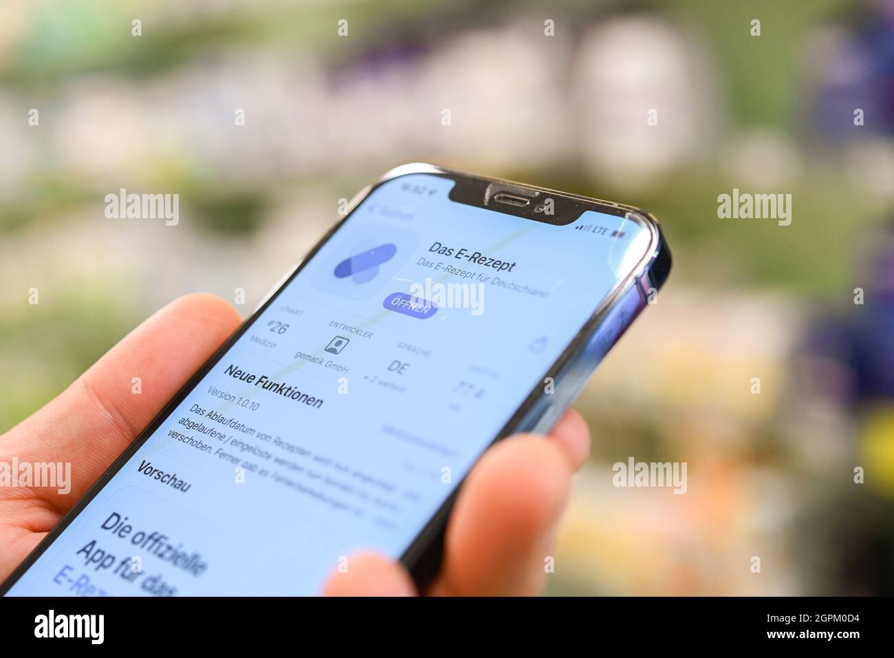 Oldenburg, Germania. 29 settembre 2021. L'app 'Das e-Rezept' può essere visualizzata su uno smartphone (al dpa 'prima dell'inizio del test nazionale di prescrizione elettronica in farmacia'). Credit: Mohssen Assanimoghaddam/dpa/Alamy Live News Foto Stock
