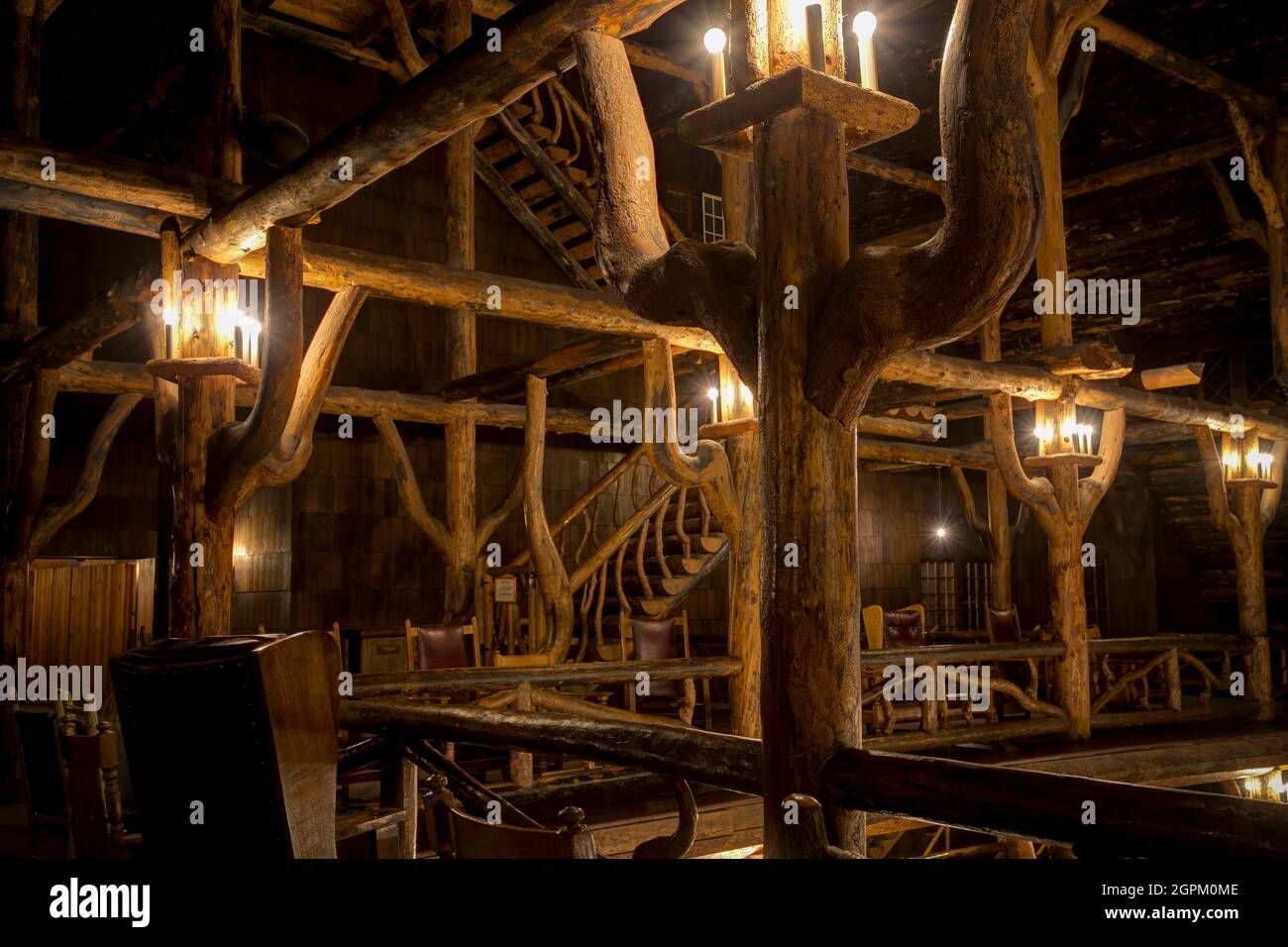 Interno della storica lobby dell'hotel Old Faithful Inn. Parco Nazionale di Yellowstone, Wyoming, USA. Foto Stock