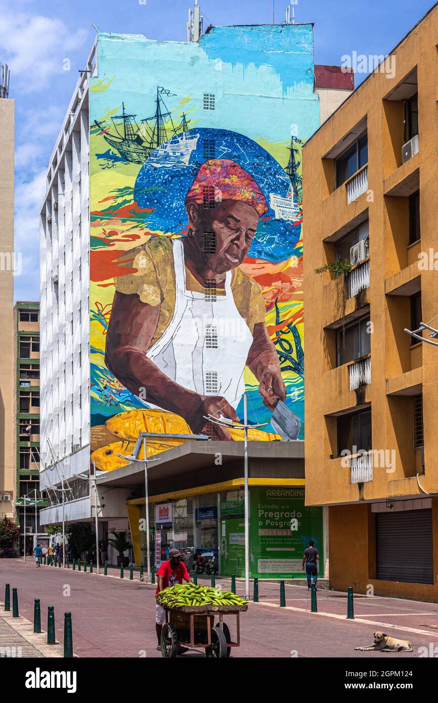 Grande murale di una femmina pescivetta sulla facciata laterale di un edificio di uffici, la Matuna, Cartagena de Indias, Colombia. Foto Stock