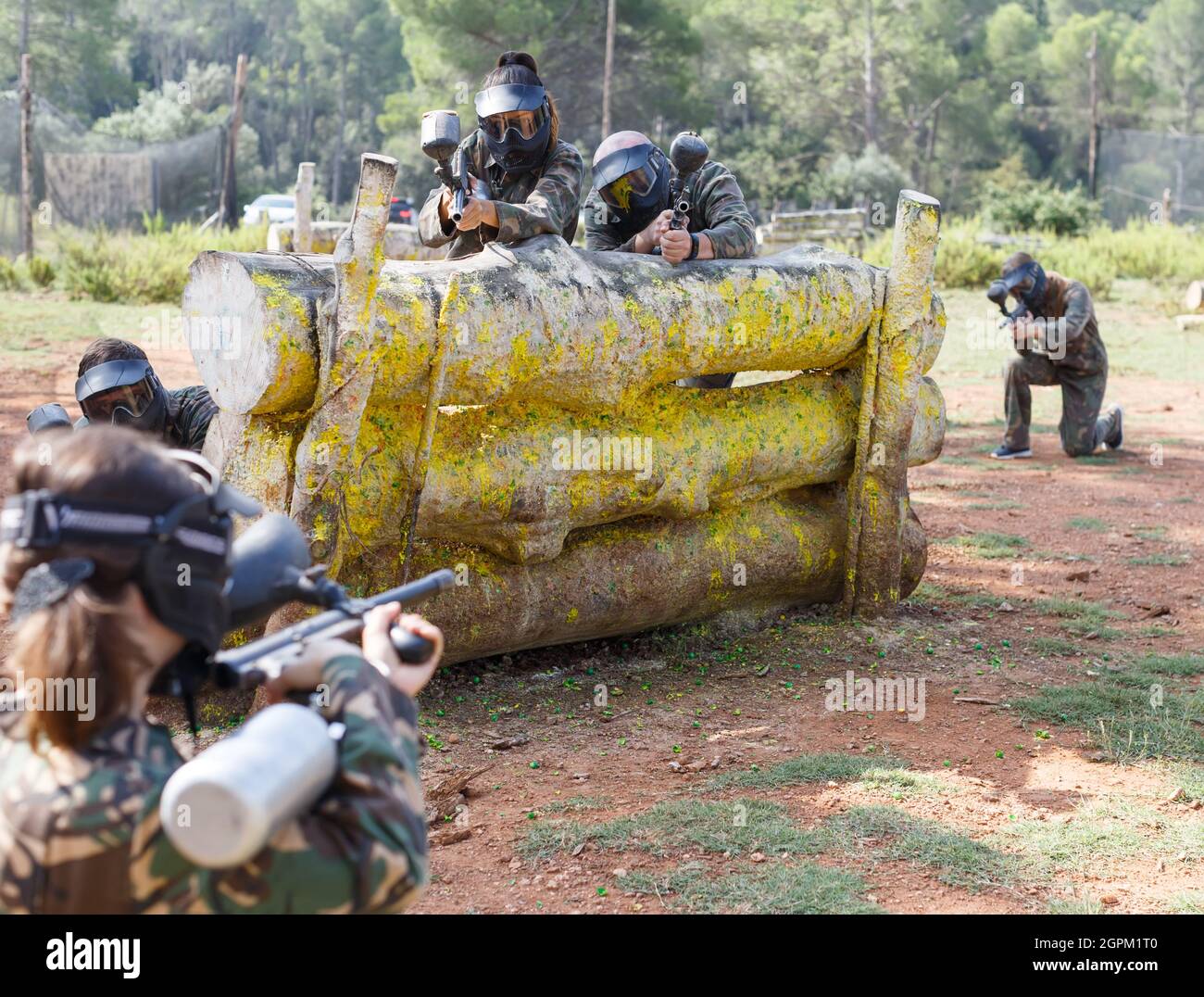 Gruppo di persone paintball giocatori in camouflage giocare insieme in battaglia Foto Stock