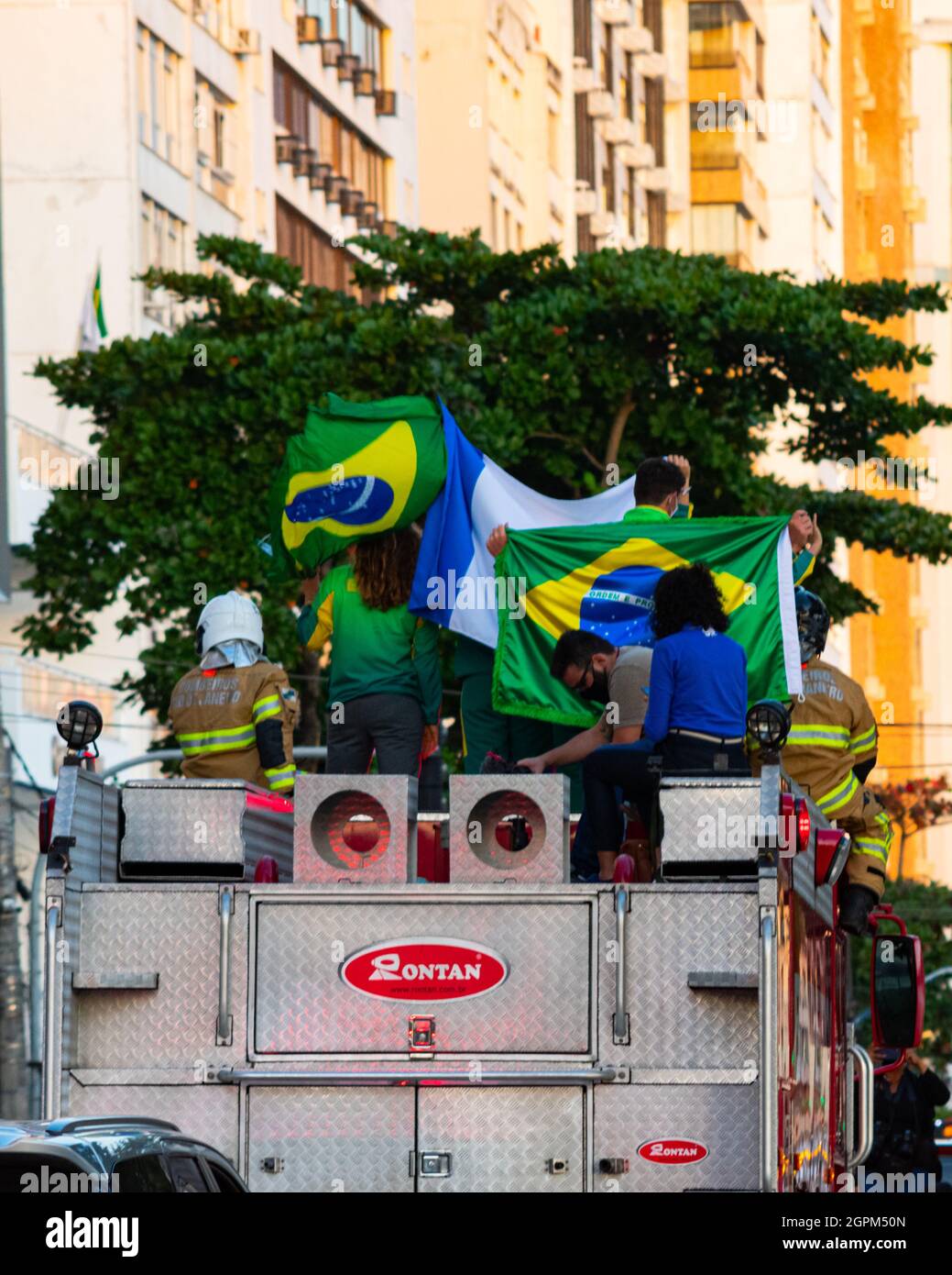 Nitreói, Rio de Janeiro, Brasile - 6 agosto 2021: Campioni olimpici in vela 49erFX Martine Grael e Kahena Kunze sfilano in auto aperta attraverso thei Foto Stock
