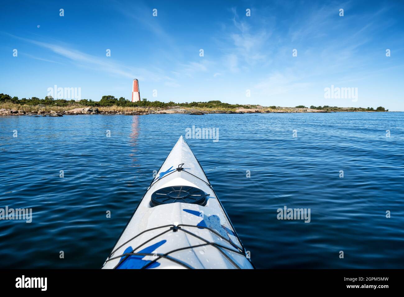 Kayak verso il faro Lyökki a Uusikaupunki, Finlandia Foto Stock