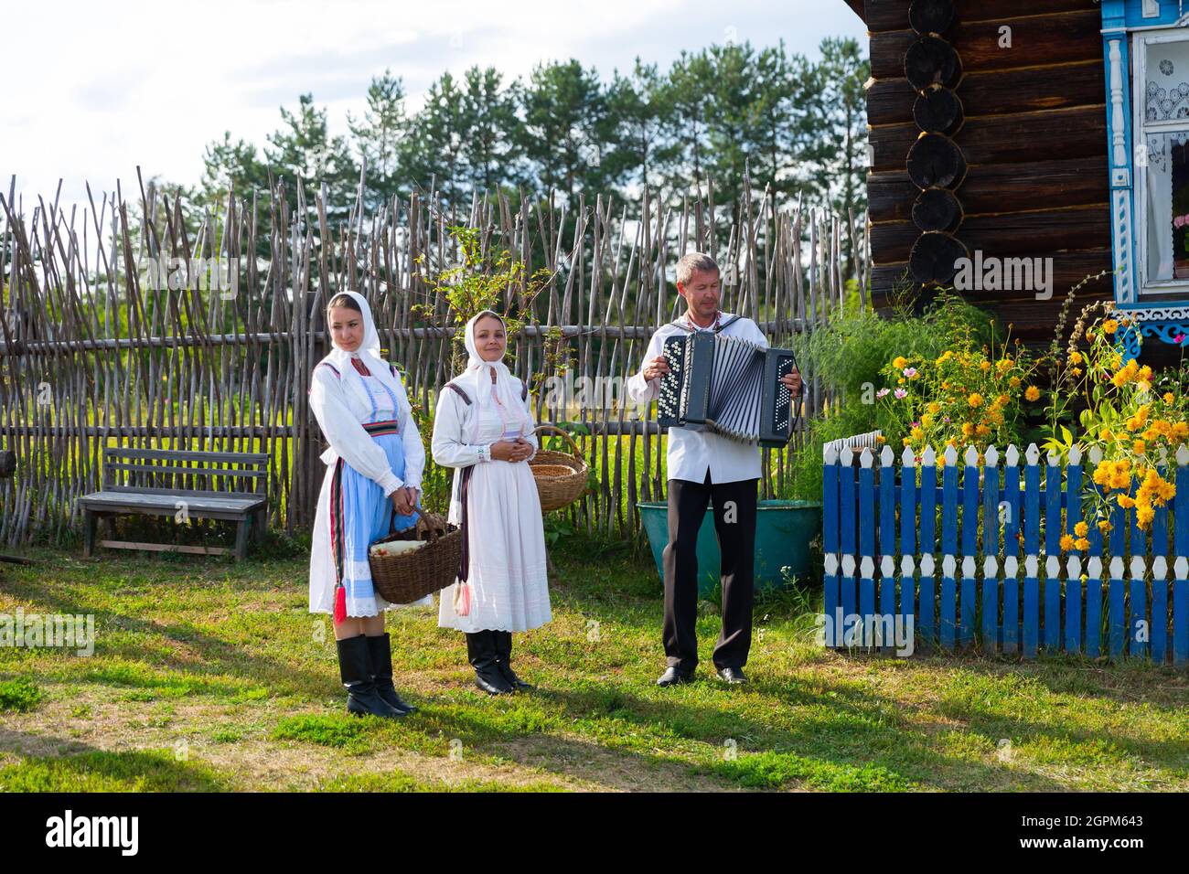 Gruppo folcloristico del Museo Etnografico che mostra spettacolo all'aperto in estate, Kozmodemyansk Foto Stock