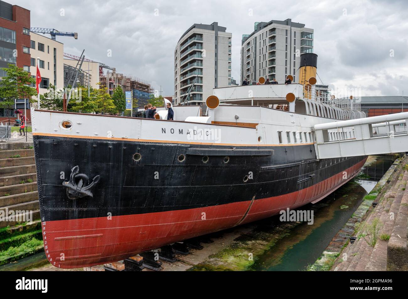 Belfast, N.Ireland- 4 settembre 2021: La barca Nomadic Cherbough vicino al museo del Titanic nella città di Belfast. Foto Stock