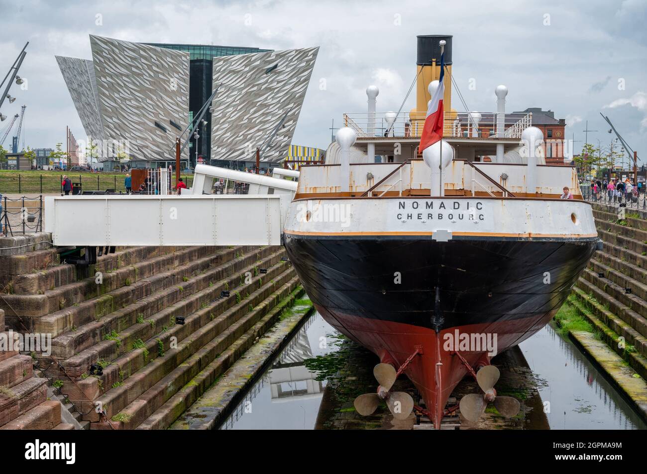 Belfast, N.Ireland- 4 settembre 2021: La barca Nomadic Cherbough vicino al museo del Titanic nella città di Belfast. Foto Stock
