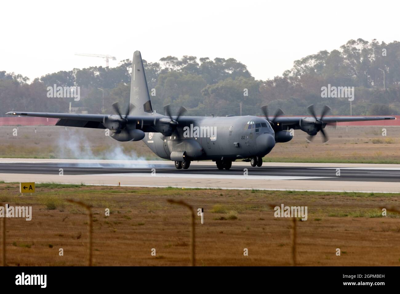 L'Aeronautica militare tunisina Lockheed Martin C-130J-30 Hercules (L-382) (Reg.: Z21122) atterra sulla pista 31 per prelevare un carico. Foto Stock