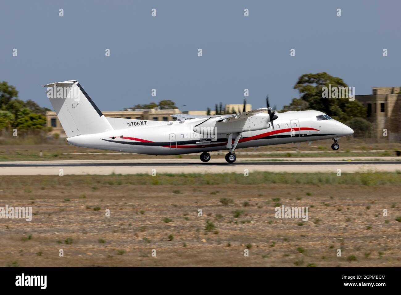 De Havilland Canada DHC-8-315 Dash 8 (REG: N706XT) al suo decollo dalla pista 13. Foto Stock