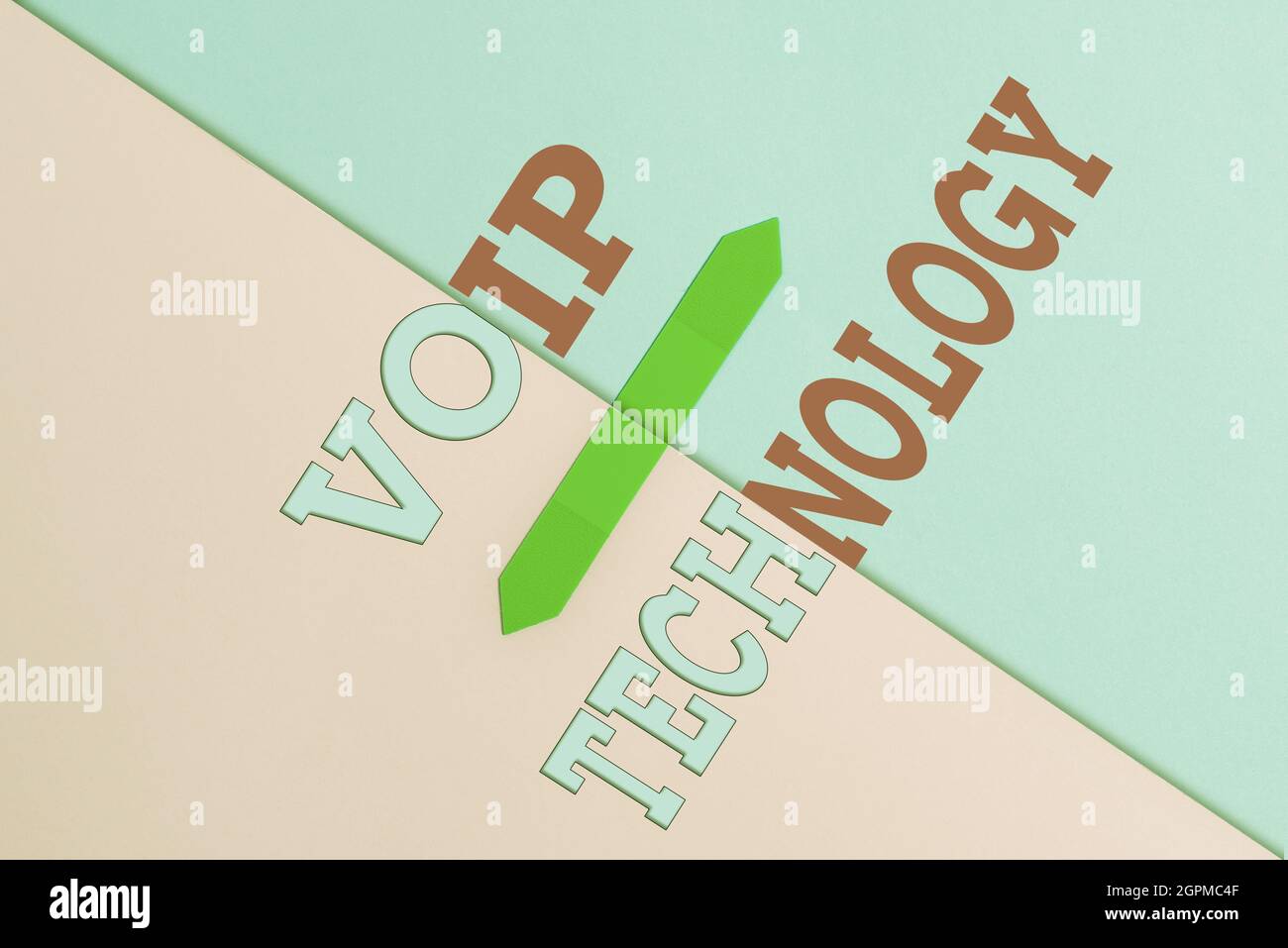 Testo che mostra Inspiration VoIP Technology. Internet Concept utilizza Internet come mezzo di trasmissione per le chiamate telefoniche due oggetti disposti di fronte Foto Stock
