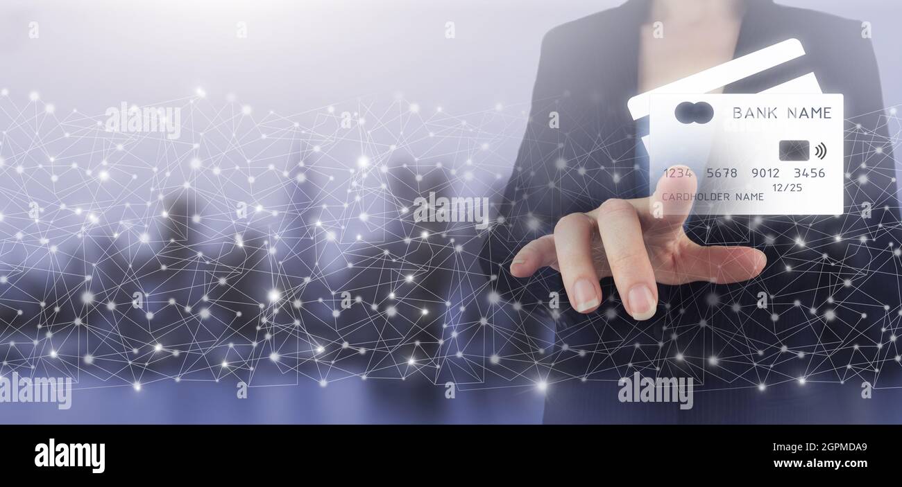 Icona della carta di credito connessione di rete su sfondo schermo virtuale, tecnologia aziendale. Mano touch schermo digitale ologramma carta di credito segno sulla città lig Foto Stock